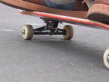 Πάτρα: Έσκασε νέα επικίνδυνη μόδα - Skateboard βράδυ στη μέση του δρόμου, με επικίνδυνους ελιγμούς - Φωτογραφία 1