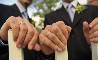 Βρετανία: Υπέρ της θεσμοθέτησης του γάμου των ομοφύλων - Φωτογραφία 1
