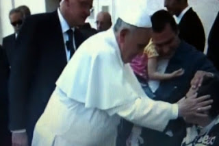 Βίντεο ΣΟΚ με τον Πάπα να τελεί «εξορκισμό» σε πιστό στο Βατικανό κάνει τον γύρο του κόσμου - Φωτογραφία 1