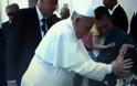 Βίντεο ΣΟΚ με τον Πάπα να τελεί «εξορκισμό» σε πιστό στο Βατικανό κάνει τον γύρο του κόσμου