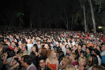 «Πλημμύρισε» το Άλσος Περιστερίου στη μεγαλύτερη συναυλία αλληλεγγύης - Φωτογραφία 3