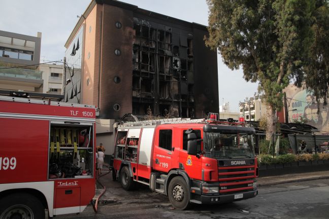 Στάχτη έγινε καφετέρια και ο ΕΟΠΥΥ Γλυφάδας - Φωτογραφία 2