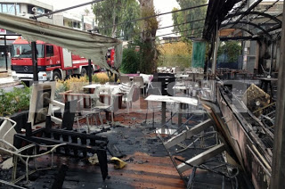 Μεγάλη φωτιά σε γνωστή καφετέρια στη Γλυφάδα - Kαταστράφηκε και το κτίριο του ΕΟΠΥΥ - Φωτογραφία 1
