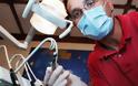 Χειροπέδες σε γνωστό οδοντίατρο γιατί δεν έκοψε 61 αποδείξεις