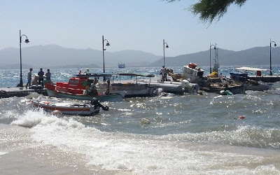 Τεράστια κύματα και κατεστραμένες βάρκες στην Γλύφα - Φωτογραφία 2