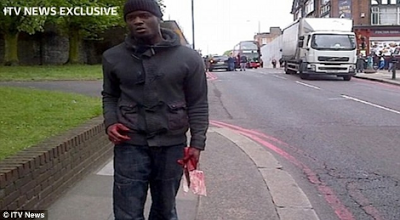 Σοκ στο Λονδίνο - Αποκεφάλισαν με μπαλτά στρατιώτη - Tι είπε ο δολοφόνος με ματωμένα χέρια στην κάμερα [βίντεο&εικόνες] - Φωτογραφία 2