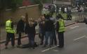 Σοκ στο Λονδίνο - Αποκεφάλισαν με μπαλτά στρατιώτη - Tι είπε ο δολοφόνος με ματωμένα χέρια στην κάμερα [βίντεο&εικόνες] - Φωτογραφία 4
