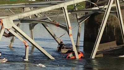 Κατέρρευσε γέφυρα στην Ουάσινγκτον - Αρκετά αυτοκίνητα έχουν πέσει μέσα στο νερό - Φωτογραφία 2