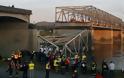 Κατέρρευσε γέφυρα στο Σιάτλ - Άνθρωποι και αυτοκίνητα στο νερό - Φωτογραφία 1