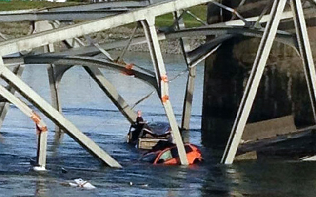 Κατέρρευσε γέφυρα στην Ουάσιγκτον - Δύο αυτοκίνητα έπεσαν στο νερό - Φωτογραφία 3