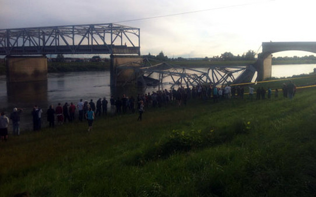 Κατέρρευσε γέφυρα στην Ουάσιγκτον - Δύο αυτοκίνητα έπεσαν στο νερό - Φωτογραφία 5