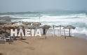 Ηλεία: H τρικυμία παρέσυρε ξαπλώστρες και ομπρέλες στις παραλίες