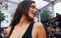 Ιρίνα Σάικ: Aναστάτωσε το φεστιβάλ των Καννών με το ντύσιμο - γδύσιμό της