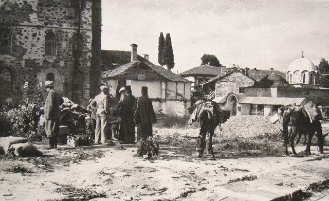 3164 - Όταν οι Γερμανοί κατακτητές φωτογράφιζαν στις Καρυές - Φωτογραφία 1