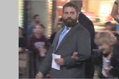 Zach Galifianakis: Αγόρασε σε 87χρονη άστεγη ένα διαμέρισμα