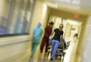 Σεκιουριτάδες και γιατροί μεταφέρουν ασθενείς με καροτσάκια γιατί δεν υπάρχoυν τραυματιοφορείς! - Φωτογραφία 1