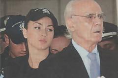 H ωραία Αθηνά του Μεταγωγών που δεν αφήνει από τα μάτια της τον Άκη