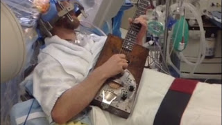 Απίστευτο!!! Επαιζε κιθάρα ενώ τον χειρουργούσαν στο κεφάλι! - Φωτογραφία 1