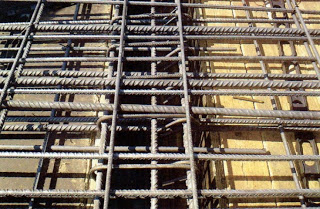 Αχαΐα: Είχαν «ρημάξει» το κτίριο των Παλαιών Σφαγείων στον Πρέβεδο – Έκλεβαν τις σιδερόβεργες από τις κολώνες - Φωτογραφία 1