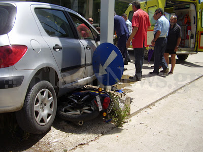 Σοβαρό τροχαίο στα Χανιά - Δίκυκλο συγκρούστηκε με ΙΧ αυτοκίνητο - Φωτογραφία 2
