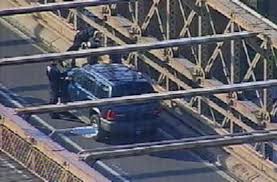ΗΠΑ: Κλειστή η γέφυρα του Μπρούκλιν στη Νέα Υόρκη εξ αιτίας ενός ύποπτου οχήματος - Φωτογραφία 1