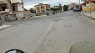 Σκάβουν με κομπρεσέρ τους δρόμους της Αυλίζας στο Μενίδι - Φωτογραφία 1