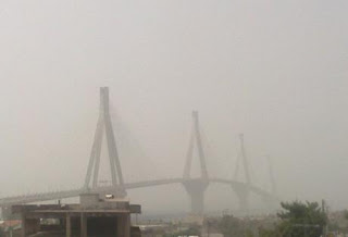 Πάτρα: Χάθηκε στην αφρικανική σκόνη η γέφυρα Ρίου- Αντιρρίου - Eξαφανίστηκε στο νέφος το ΠΓΝΠ και το Καστρίτσι - Φωτογραφία 1