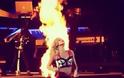 Τυλίχθηκε στις φλόγες η Rihanna! Δες το εντυπωσιακό εφέ στη σκηνή - Φωτογραφία 2