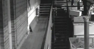 Το βίντεο που κάνει το γύρο του κόσμου: Φάντασμα κόβει βόλτες σε βρετανική αγορά [video] - Φωτογραφία 1