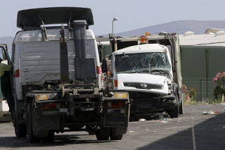 Συγκρούστηκε απορριμματοφόρο της Ανακύκλωσης με φορτηγό του Δήμου Αρχανών - Εγκλωβίστηκε ο ένας οδηγός - Φωτογραφία 2
