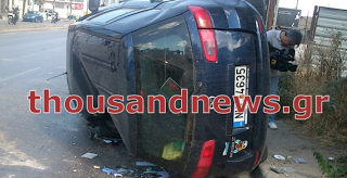 ΠΡΙΝ ΛΙΓΟ: Αυτοκίνητο έπεσε πάνω σε στάση λεωφορείου στη Θεσσαλονίκη - Φωτογραφία 1
