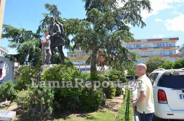 Το είδαμε κι΄αυτό... Άρπαξε το όπλο του Εύζωνα στην Λαμία! (ΒΙΝΤΕΟ - ΦΩΤΟ) - Φωτογραφία 3