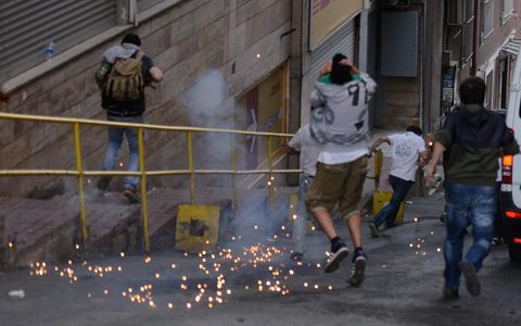 Πανικός στη Πόλη - Πεδίο μάχης η πλατεία ταξίμ - Δέκα τραυματίες - Φωτογραφία 2