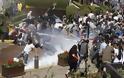Πρωτοφανής αστυνομική βία και βομβαρδισμός με χημικά στην πλατεία Ταξίμ
