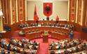 «Λευκός καπνός» στο αλβανικό κοινοβούλιο – Εγκρίθηκαν οι τρείς νόμοι για την ευρωπαϊκή ολοκλήρωση της χώρας - Φωτογραφία 1