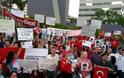Οι διαδηλωτές γιορτάζουν την ανακατάληψη της πλατείας Ταξίμ