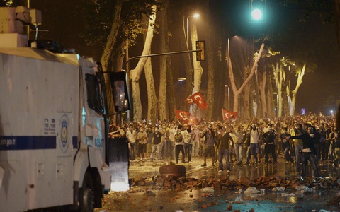 ΤΗΝ ΑΝΑΚΑΤΑΛΗΨΗ ΤΗΣ ΤΑΞΙΜ ΓΙΟΡΤΑΖΟΥΝ ΟΙ ΔΙΑΔΗΛΩΤΕΣ Πάνω από 1.000 οι συλλήψεις - Για 2 νεκρούς μιλά η Διεθνής Αμνηστία - Φωτογραφία 2