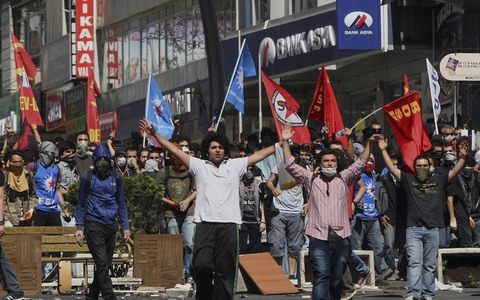 ΤΗΝ ΑΝΑΚΑΤΑΛΗΨΗ ΤΗΣ ΤΑΞΙΜ ΓΙΟΡΤΑΖΟΥΝ ΟΙ ΔΙΑΔΗΛΩΤΕΣ Πάνω από 1.000 οι συλλήψεις - Για 2 νεκρούς μιλά η Διεθνής Αμνηστία - Φωτογραφία 3