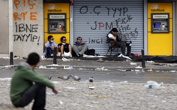 Βομβαρδισμένο τοπίο η Κωνσταντινούπολη - Eικόνες καταστροφής άφησαν πίσω τους τα επεισόδια στην πλατεία Ταξίμ - Φωτογραφία 5