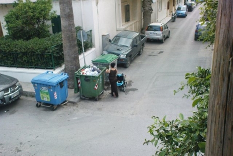 Φωτογραφία που σοκάρει: Μητέρα από το Ηράκλειο ψάχνει στα σκουπίδια με το μωρό της δίπλα - Φωτογραφία 2