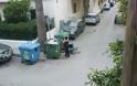 Φωτογραφία που σοκάρει: Μητέρα από το Ηράκλειο ψάχνει στα σκουπίδια με το μωρό της δίπλα