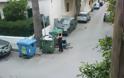 Φωτογραφία που σοκάρει: Μητέρα από το Ηράκλειο ψάχνει στα σκουπίδια με το μωρό της δίπλα - Φωτογραφία 2