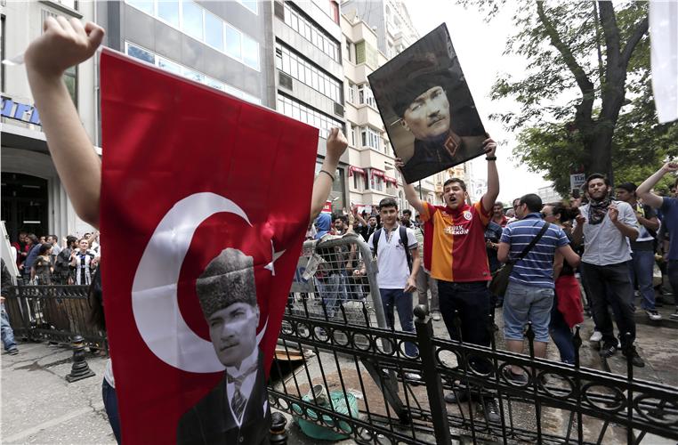 «Υποκινούμενοι και πλιατσικολόγοι οι διαδηλωτές», λέει ο Ταγίπ Ερντογάν - Φωτογραφία 1