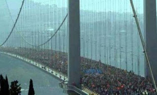 «Απάτη» η φωτογραφία από τη Γέφυρα του Βοσπόρου με τους διαδηλωτές - Φωτογραφία 1