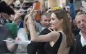 Aγέρωχη και χαμογελαστή η Angelina Jolie στην πρώτη της δημόσια εμφάνιση μετά τη μαστεκτομή - Δείτε video