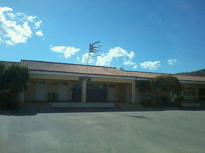 Aίσχος! Κουρελιασμένη η σημαία μας στο 9ο δημοτικό σχολείο Λιβαδειάς - Φωτογραφία 3