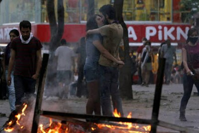 Νύχτα τρόμου στην Tουρκία – Φωτιές και οδοφράγματα σε Πόλη, Αγκυρα και Σμύρνη - Φωτογραφία 5