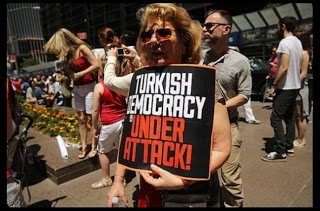Νέα Υόρκη: Συγκέντρωση κατά του Ερντογάν έξω από το τουρκικό προξενείο - Φωτογραφία 1