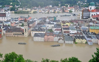 Πνίγηκε η Πράγα - Εκλεισε η ιστορική Γέφυρα του Καρόλου - Φωτογραφία 1