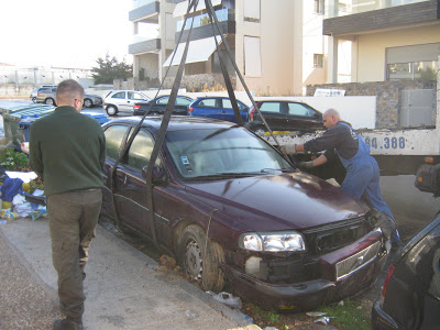 Καθημερινή μάχη για την απομάκρυνση των εγκαταλελειμμένων οχημάτων από τους δρόμους της πόλης - Φωτογραφία 2